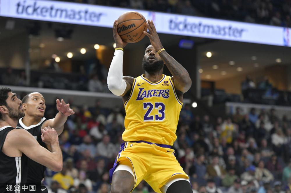 一名球员来 一名球员来